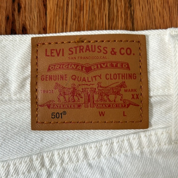 Levi’s white denim shorts - Picture 6 of 7